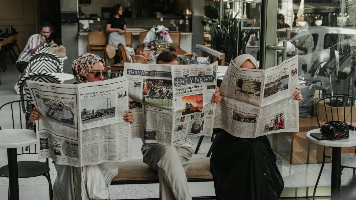 um, homem, sentando, ligado, um, banco, leitura, um, jornal
